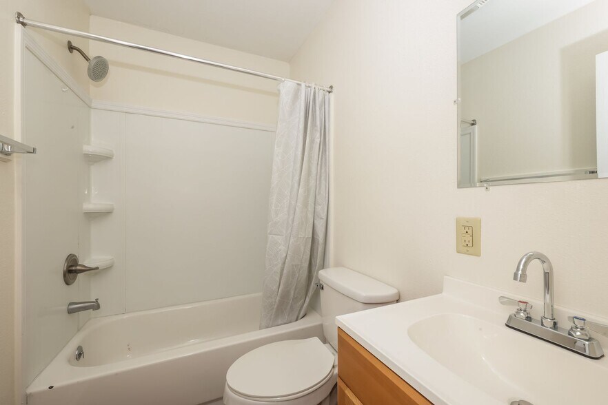 Building Photo - 702 Couch St