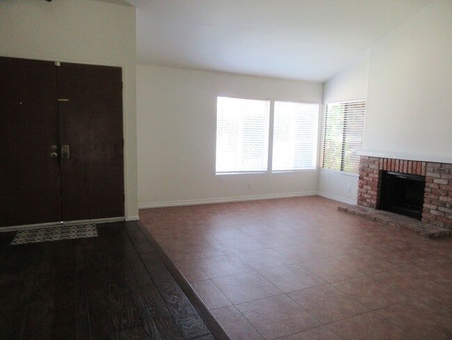 Building Photo - Beautiful updated 1-story home in Northridge