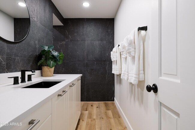 Building Photo - 5226 E Kathleen Rd