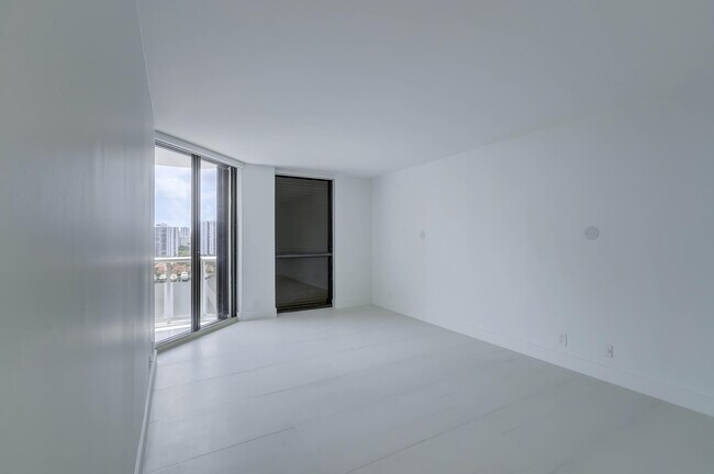 Building Photo - 3640 Yacht Club Dr