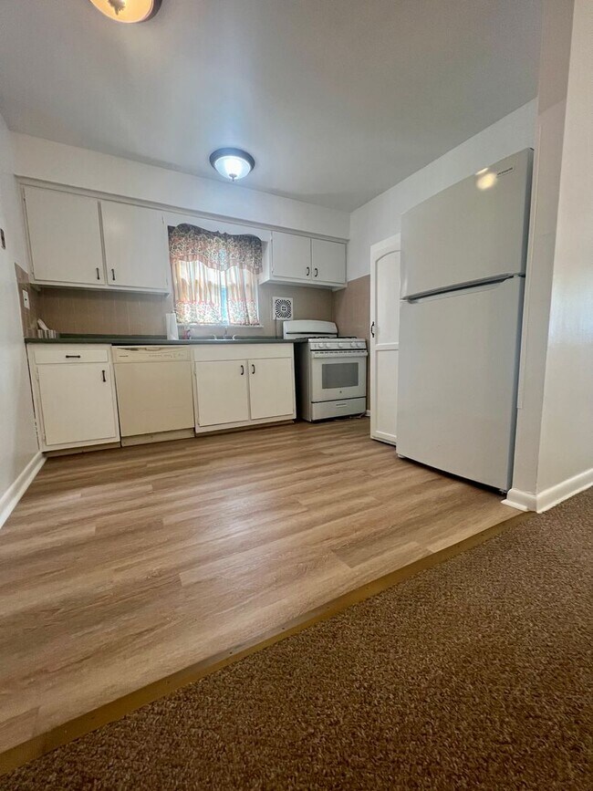 Building Photo - Stunning 2-Bedroom Apartment in Rhawnhurst! Available NOW!