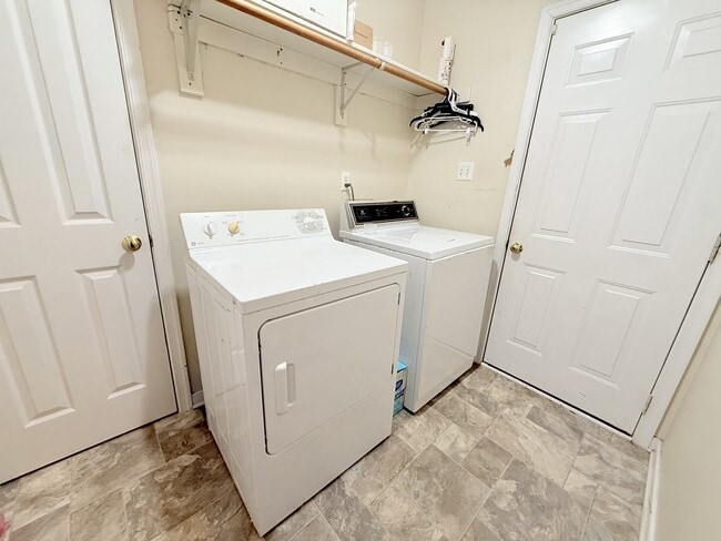 Building Photo - 2812 Providence Creek Rd