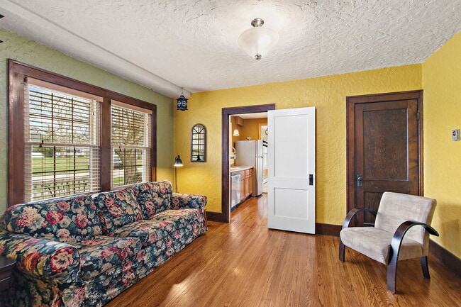 Building Photo - 811 Ellwood Ave