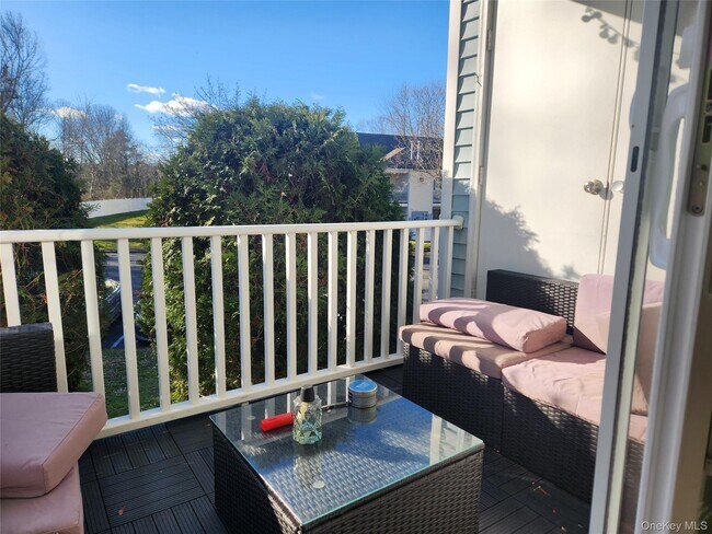 Building Photo - 334 Artist Lake Dr