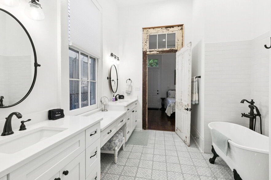 Building Photo - 2335 N Rampart St