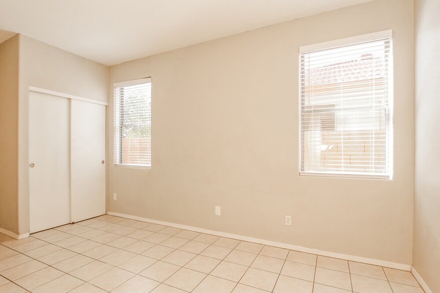 Building Photo - 9522 W Minnezona Ave