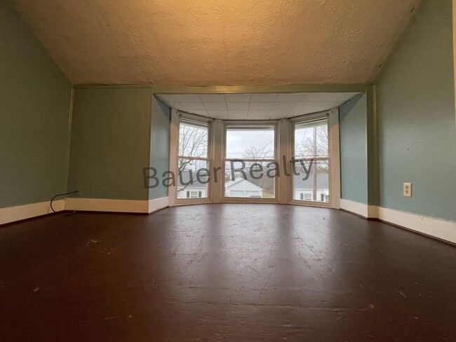 Building Photo - Three Bedroom Near the University