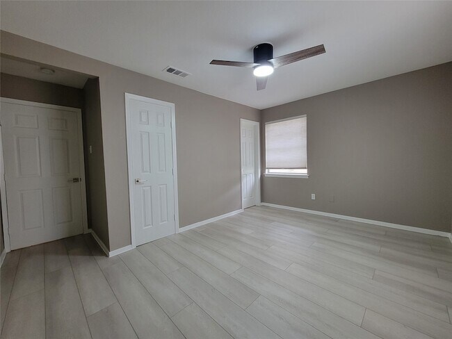 Building Photo - 4724 Laurel Ln