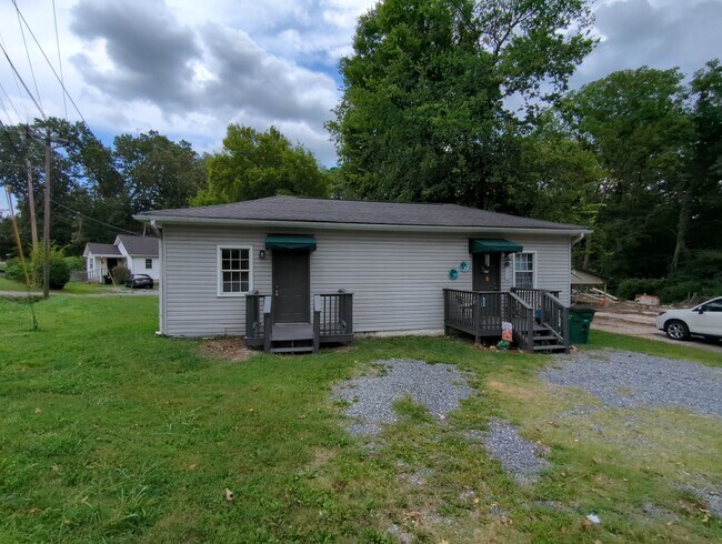 Building Photo - 900 Carline Rd