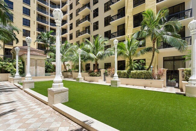 Building Photo - 701 S Olive Ave