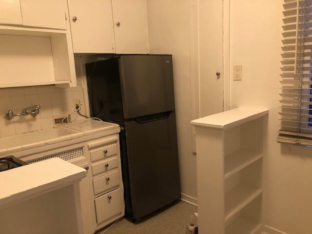 Building Photo - 303 S Doheny Dr
