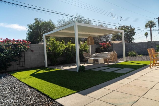 Building Photo - 8701 E Chaparral Rd