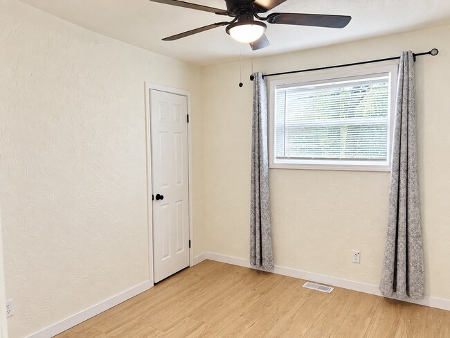 Building Photo - Fairview Heights Gem!