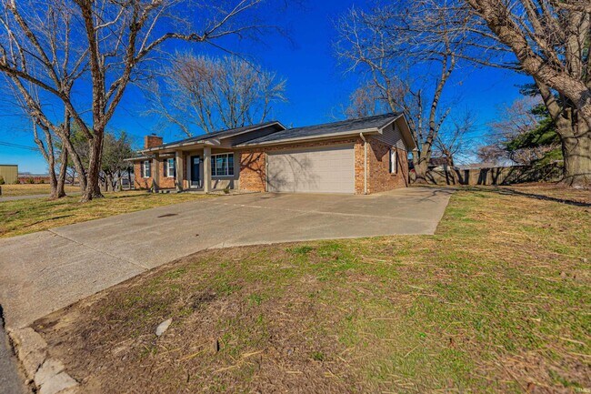 Building Photo - 441 Lawrence Dr