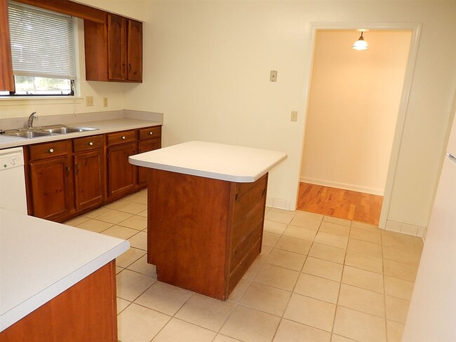 Building Photo - 2950 Bay Shore Dr