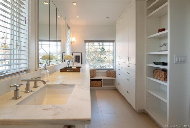 Building Photo - 10 Bluewater Hill S