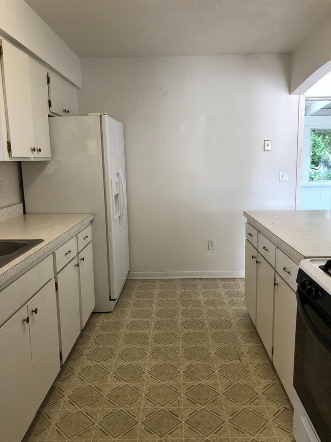 Building Photo - 3 Bed 1 Bath Home | Pet Friendly | Washer ...