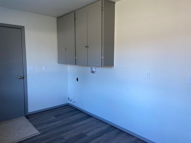 Building Photo - 121 N Montebella Terrace