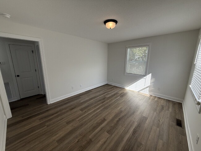 Building Photo - 15 Maple St