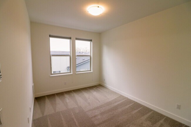 Building Photo - 4bd/3ba Newcastle House