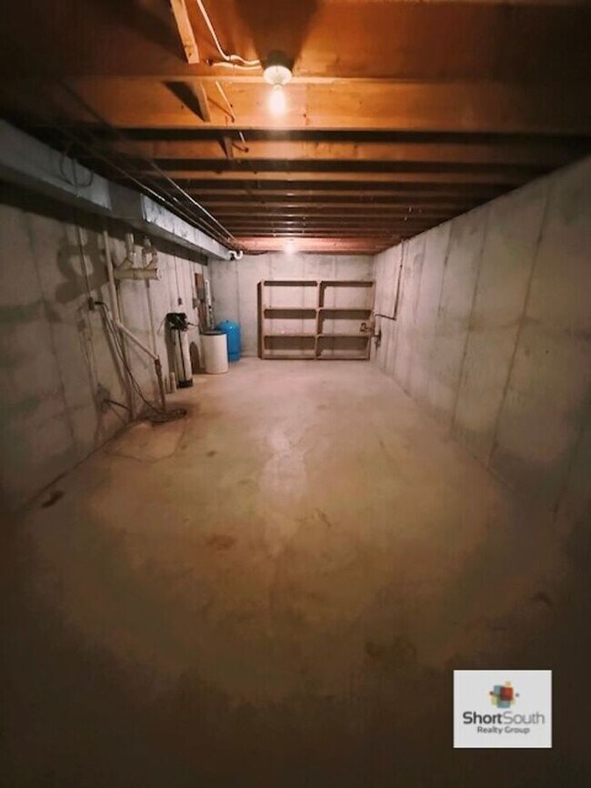 Building Photo - Byron Center updated 4 bed 3 bed house wit...