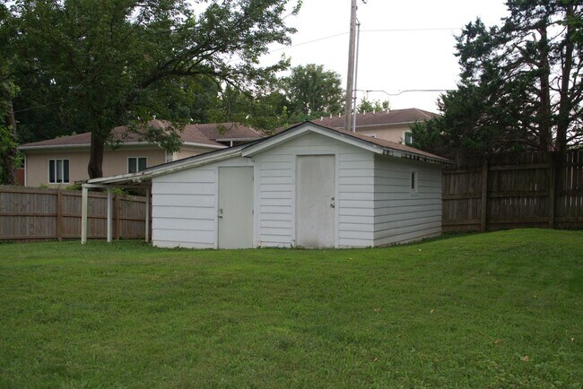 Building Photo - 416 Victoria Dr