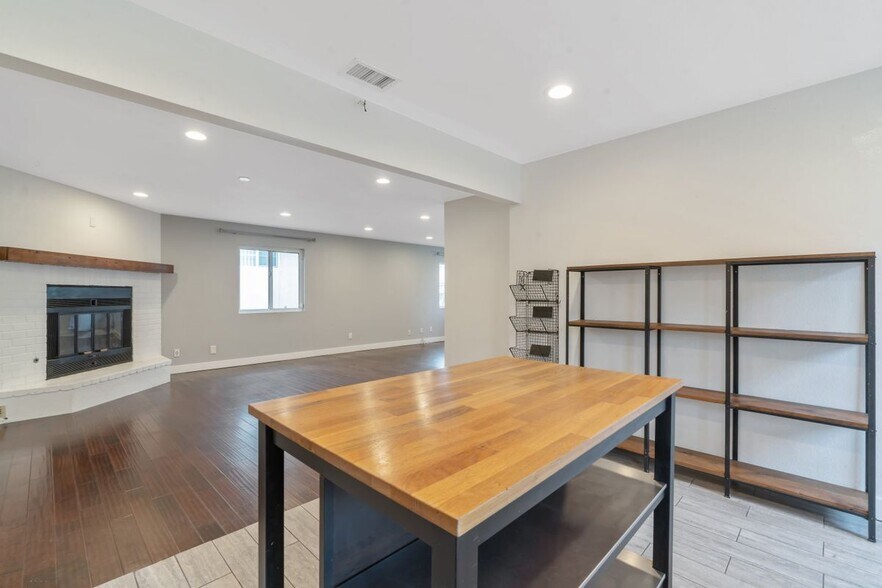 Building Photo - 1427 E 55th St