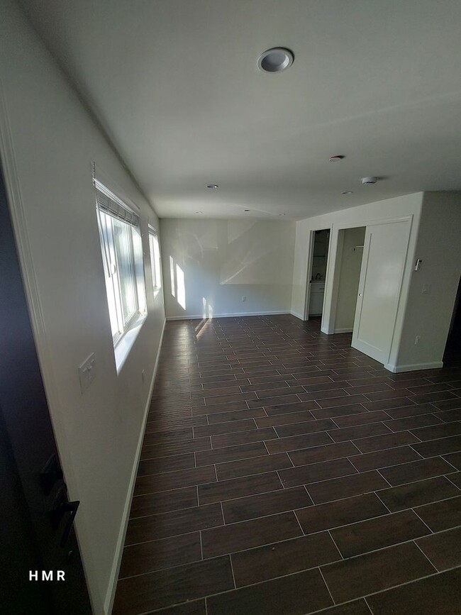 Building Photo - Brand new studio in LA