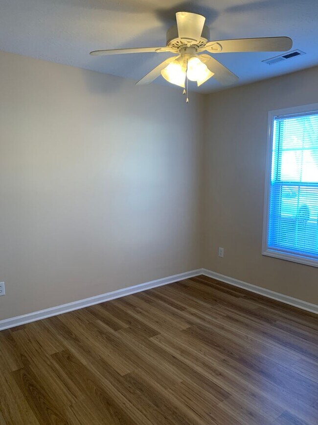 Building Photo - 2 Bedroom 2 Bath Townhouse Available Now on Jasmine Cove Way