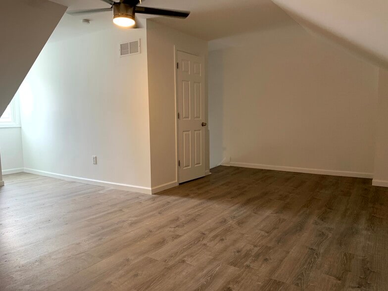 Building Photo - 411 Sample St