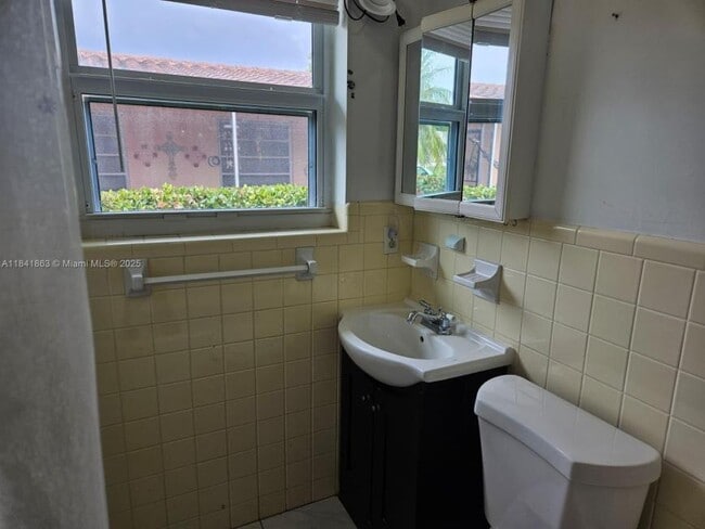 Building Photo - 2 bedroom in Hollywood FL 33020