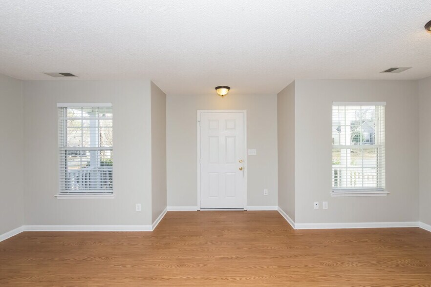 Building Photo - 925 Treasure Pl SW