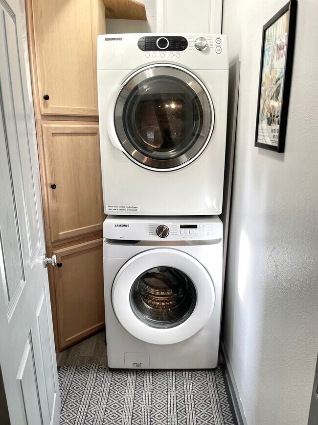 Building Photo - 313 NE Stanton St