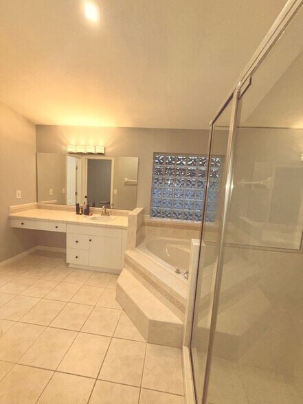 Building Photo - 465 Haversham Rd