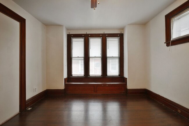 Building Photo - Great CENTRAL Location 5 Bedroom House - Virtual Showings Available