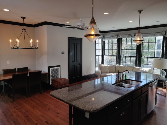 Building Photo - 3 BD DOWNTOWN Single Family House