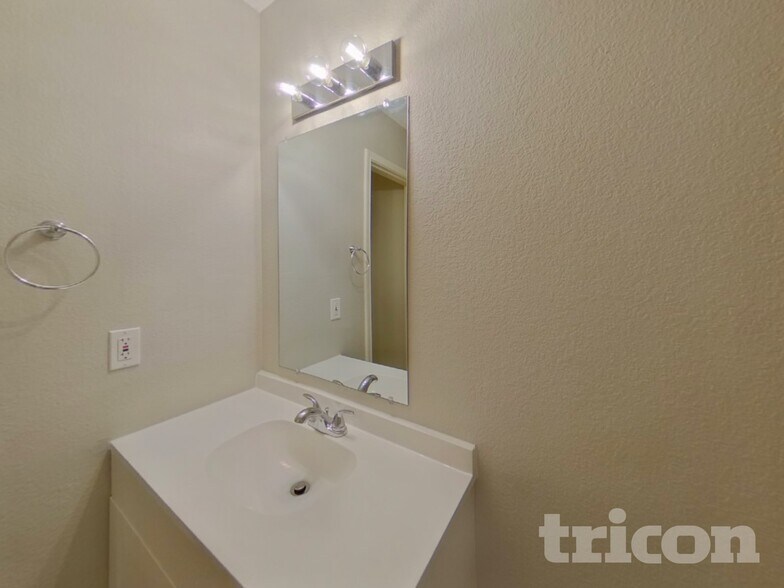 Building Photo - 1913 Lariat Dr