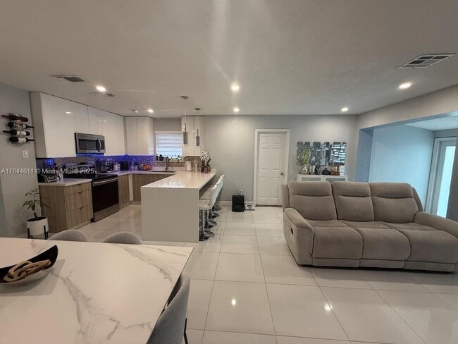 Building Photo - 2612 Acapulco Dr
