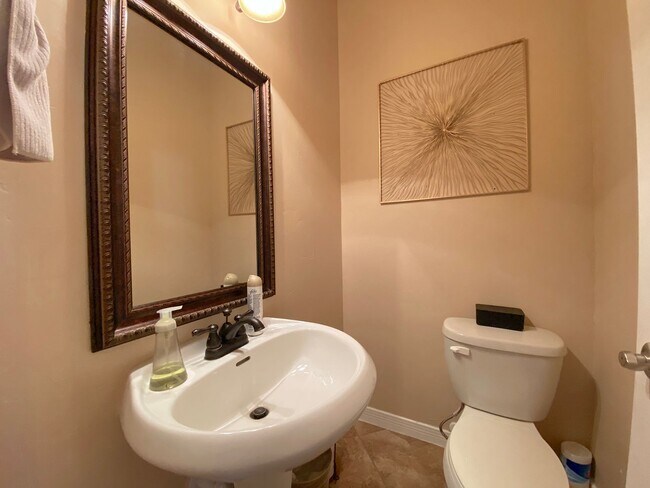 Building Photo - Northeast El Paso 3bed Refrig A/C