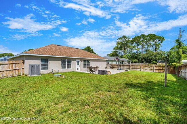 Building Photo - 413 Grenadier Ave NW