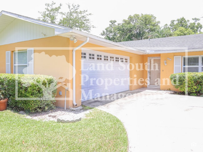 Building Photo - 631 Queens Loop N