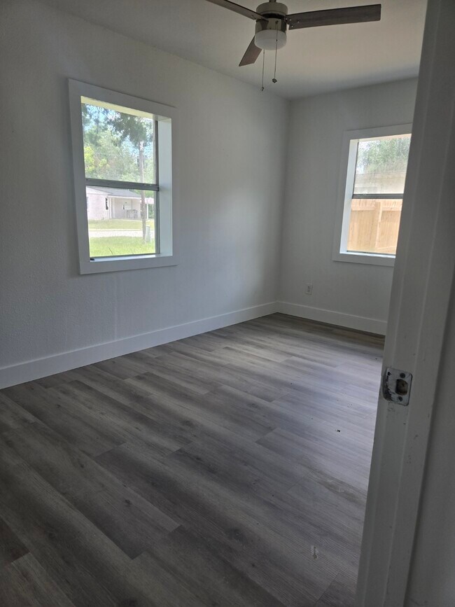 Building Photo - 3827 Eve Dr W