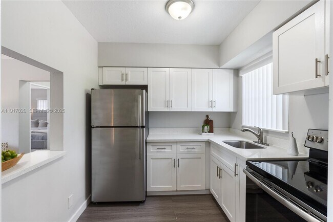 Building Photo - 550 NE 20th St