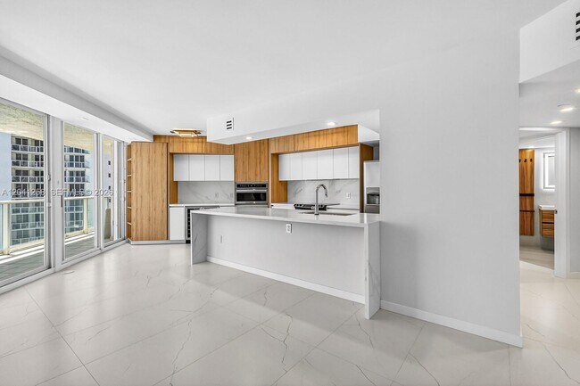 Building Photo - 16445 Collins Ave