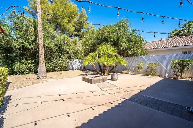 Building Photo - South Scottsdale with Views of Camelback!