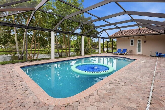 Building Photo - 16530 Lake Tree Dr