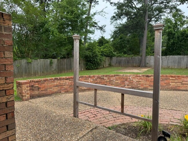 Building Photo - 3/2/2 Fenced Yard LISD Pet Friendly