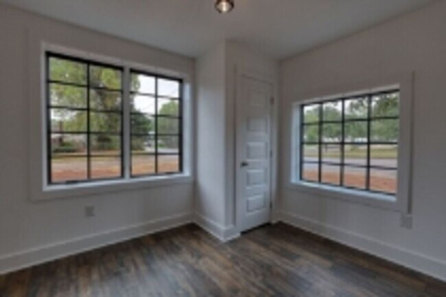 Building Photo - 1122 NE Wellman Ave