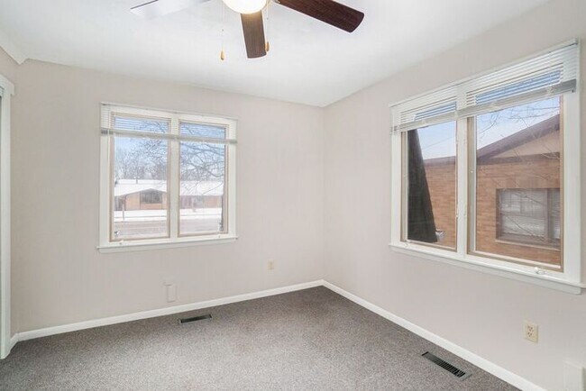 Building Photo - Unique Upper Floor Two Bedroom Flat $1099