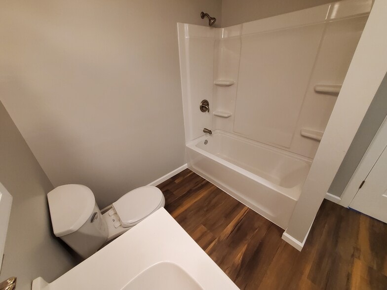 Bathroom - 816 W Gambier St